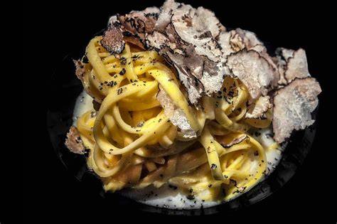 Trüffelgericht aus Umbrien: frische Pasta mit schwarzen Trüffeln