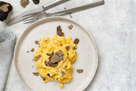 Trüffelhobel mit frischen Trüffelscheiben