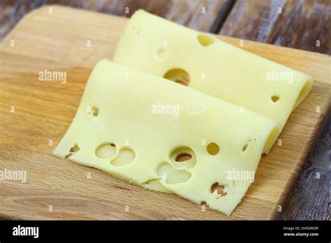 Trüffelhobel und geschnittener Käse auf Holzbrett