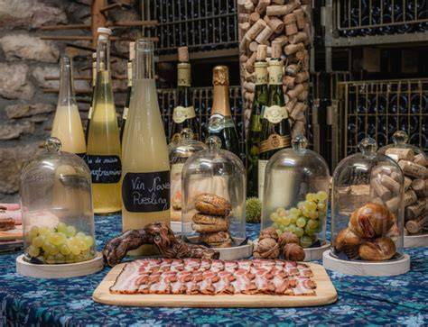 Trüffelkäse als Bestandteil einer Gourmetplatte mit Wein