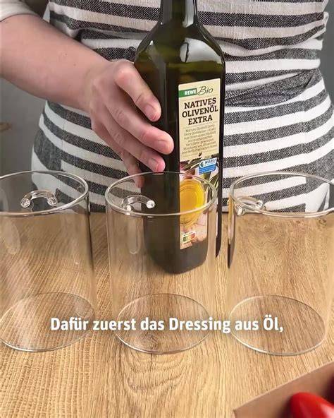 Trüffelknollen und Olivenöl im Glas