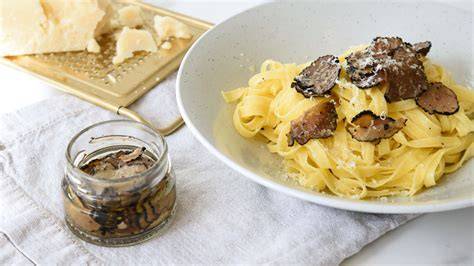 Trüffelpasta mit frisch gehobeltem Trüffel