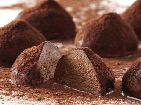 Trüffelpralinen mit Kakaopulver umhüllt