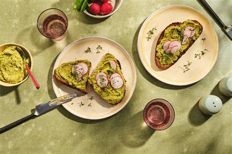 Trüffelsauce im Glas mit geröstetem Brot