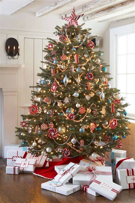 Traditionell dekorierter Weihnachtsbaum mit Pfeffernüssen als Schmuck