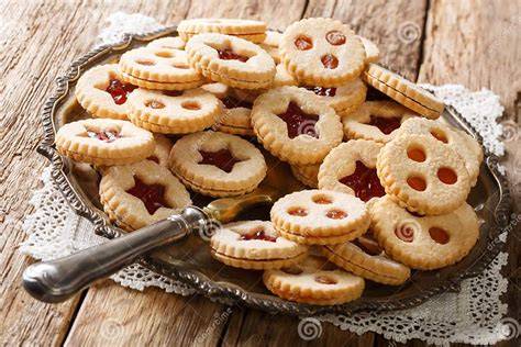 Traditionelle österreichische Kapuziner-Törtchen auf Teller