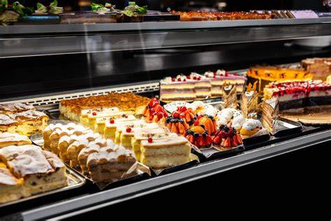 Traditionelle österreichische Konditorei mit Tortenvitrine