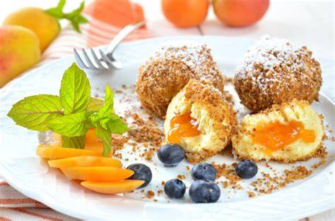 Traditionelle österreichische Mehlspeisen als Torten- und Dessertvielfalt