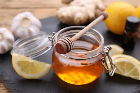 Traditionelle Anwendungen von Honig bei Erkältungen und in der Naturkosmetik
