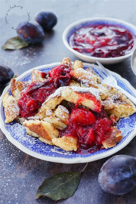 Traditionelle Ausgezogene mit Zwetschgenröster als bayerische Dessertbeilage