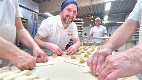 Traditionelle Backkunst in einer Dorfbäckerei