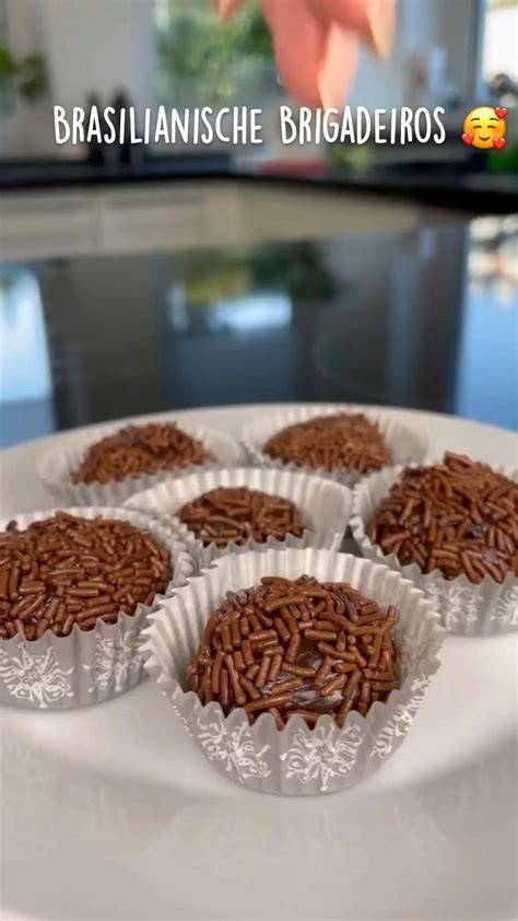 Traditionelle Brigadeiros auf einer brasilianischen Geburstagstafel