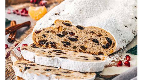 Traditionelle Christstollen und Hochzeitstorte