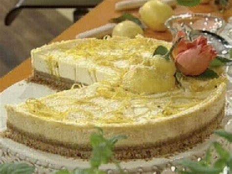 Traditionelle Familienfeier mit frisch zubereiteter Zitronen Schmand Torte auf dem Buffet