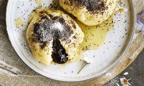 Traditionelle Germknödel mit Pflaumenmus und Mohnbutter