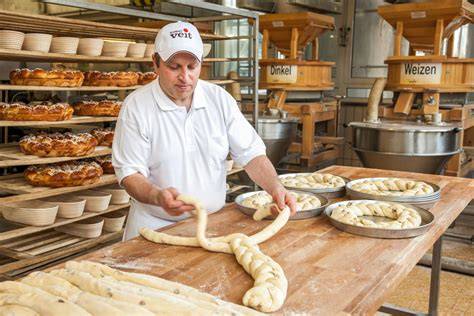 Traditionelle Handwerksbäckerei bei der Herstellung von Torten