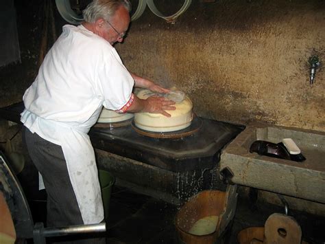 Traditionelle Herstellung von Schichtkäse auf Bauernhöfen