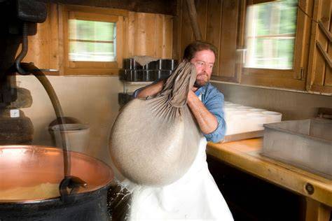 Traditionelle Käseproduktion in Holzbottichen