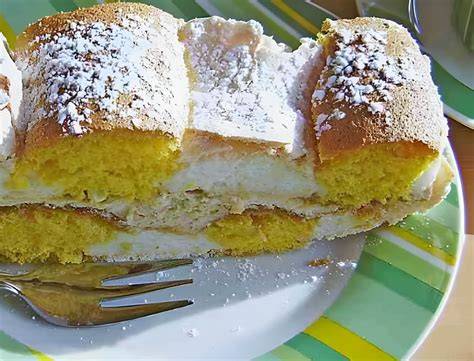 Traditionelle Kardinalschnitte in Konditorvitrine