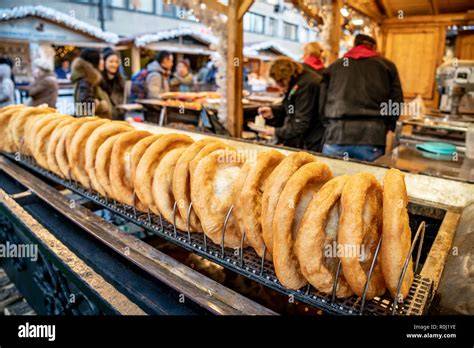 Traditionelle Langos auf dem Weihnachtsmarkt