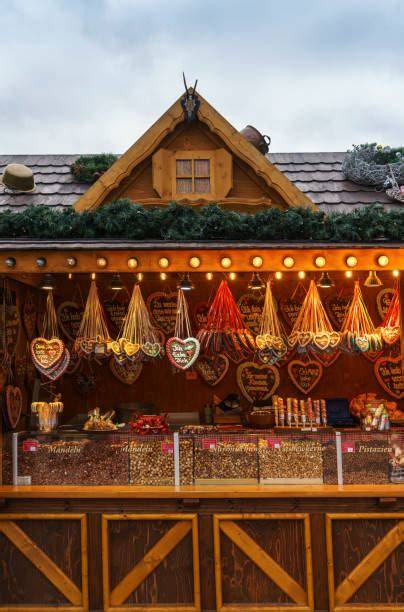 Traditionelle Lebkuchen-Präsentation auf dem deutschen Weihnachtsmarkt