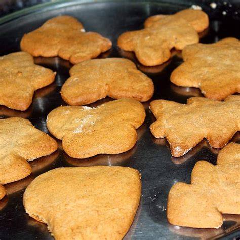 Traditionelle Lebkuchenplätzchen mit Zuckerguss