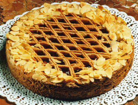 Traditionelle Linzer Torte auf Holztisch mit Kaffee und Geschenkkarton
