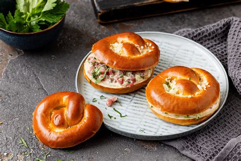 Traditionelle Marzipanformen: Brote, Schnecken, Brezel