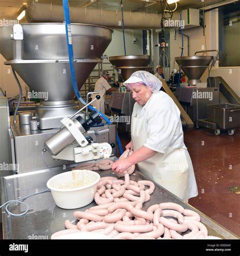 Traditionelle Metzgerei bei der Wurstherstellung