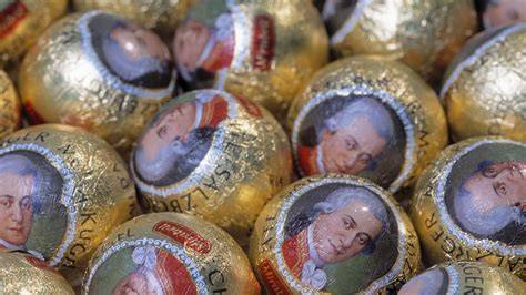 Traditionelle Mozartkugeln und Zutaten in einer österreichischen Küche