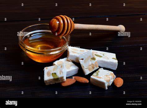 Traditionelle Nougat-Herstellung mit Honig und Mandeln