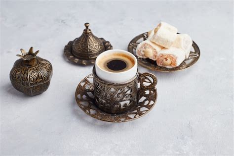 Traditionelle Präsentation von Lokum mit türkischem Kaffee