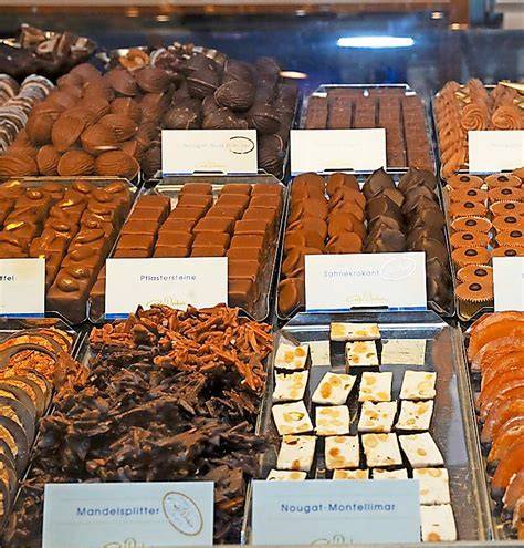 Traditionelle Pralinen und Torten im historischen Kontext