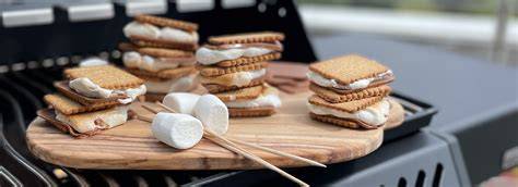 Traditionelle S’mores Zubereitung am Grill