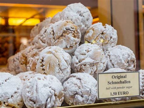 Traditionelle Weihnachtsbäckerei: Schnürkrapfen und Schneeballen