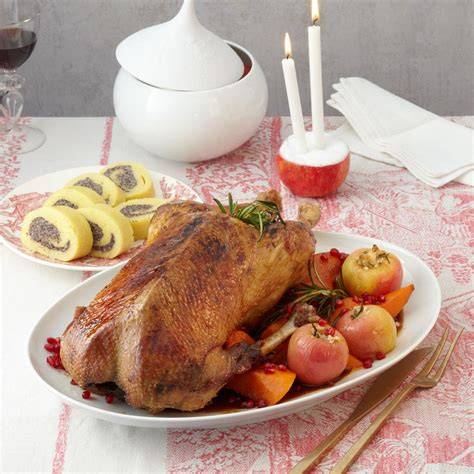Traditionelle Weihnachtsessen mit Gänsebraten und passende Desserts