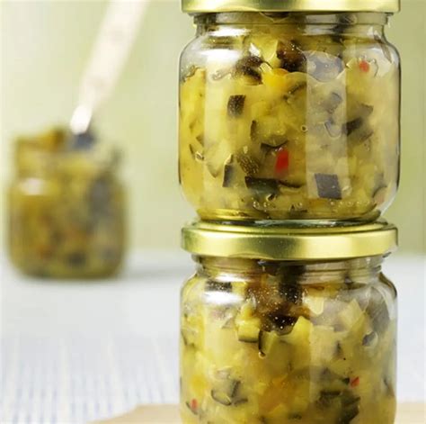 Traditionelle Zuckerpressung und Kochen des Safts