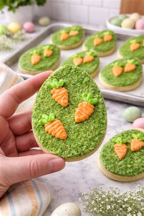 Traditionelle britische Osterkekse in Pastellfarben dekoriert