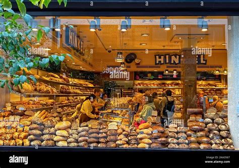 Traditionelle deutsche Bäckerei mit Auswahl an verschiedenen Blechkuchen