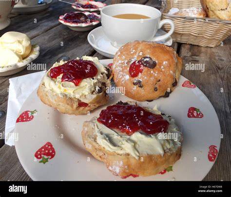 Traditionelle englische Teatime mit Scones, Clotted Cream, Marmelade und Tee