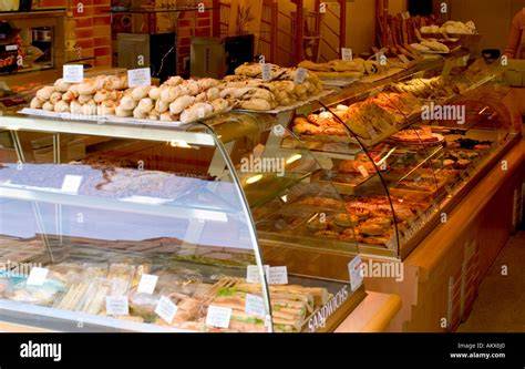 Traditionelle französische Bäckerei mit Croissant-Auslage