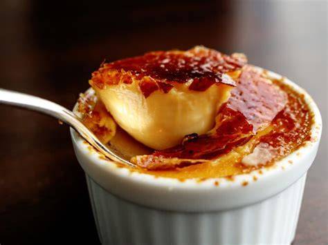 Traditionelle französische Desserts und Käse