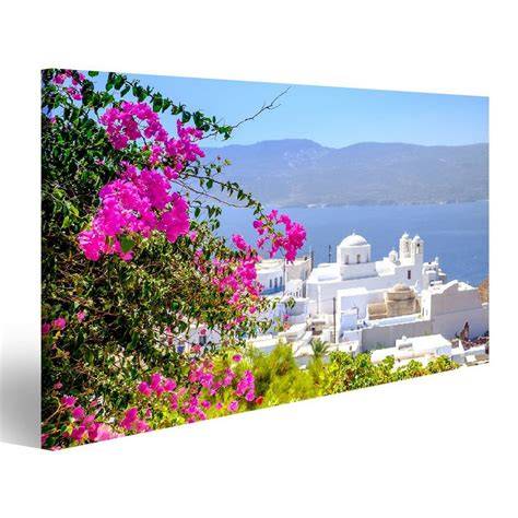 Traditionelle griechische Imkerei in sonniger Landschaft