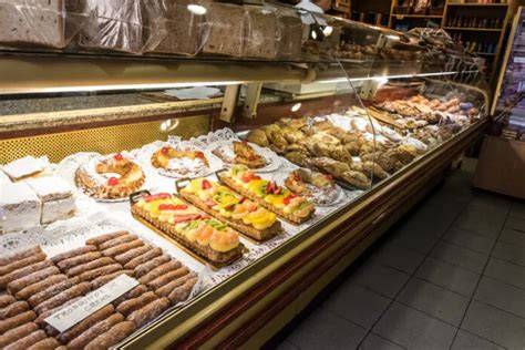 Traditionelle griechische Käsekuchen in einer Bäckerei aufgereiht