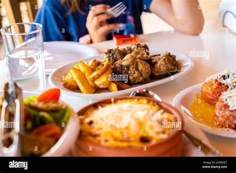 Traditionelle griechische Nachspeisen auf einer Festtagstafel