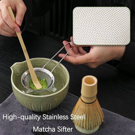 Traditionelle japanische Matcha-Zubereitung mit Bambusbesen und Schale