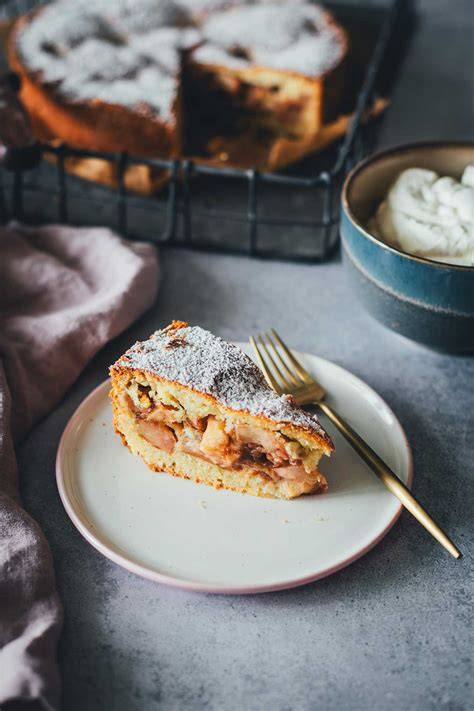 Traditionelle niederländische Appeltaart mit Gitterdecke und Nüssen