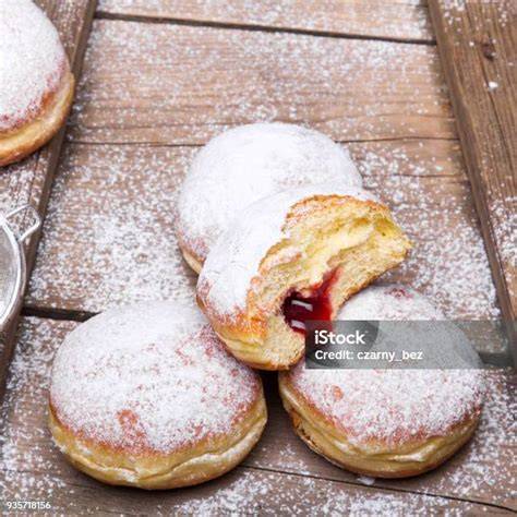 Traditionelle polnische Backwaren mit Marmelade