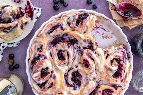 Traditionelle schwedische Blaubeer-Desserts: Zimtcreme, Suppe, Koldskål, Schnecken, Torte
