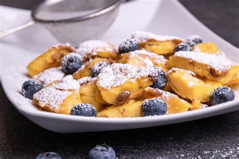 Traditioneller österreichischer Obstkuchen mit Puderzucker bestäubt